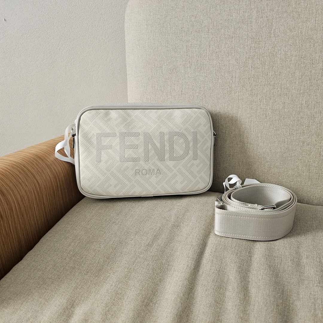 95新 FENDI/芬迪 50611618 芬迪白色相机单肩包