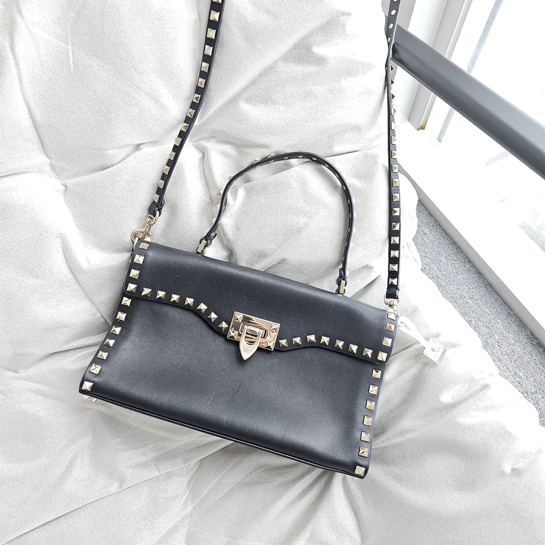 95新 Valentino/华伦天奴 802406 华伦天奴黑色铆钉手提单肩包