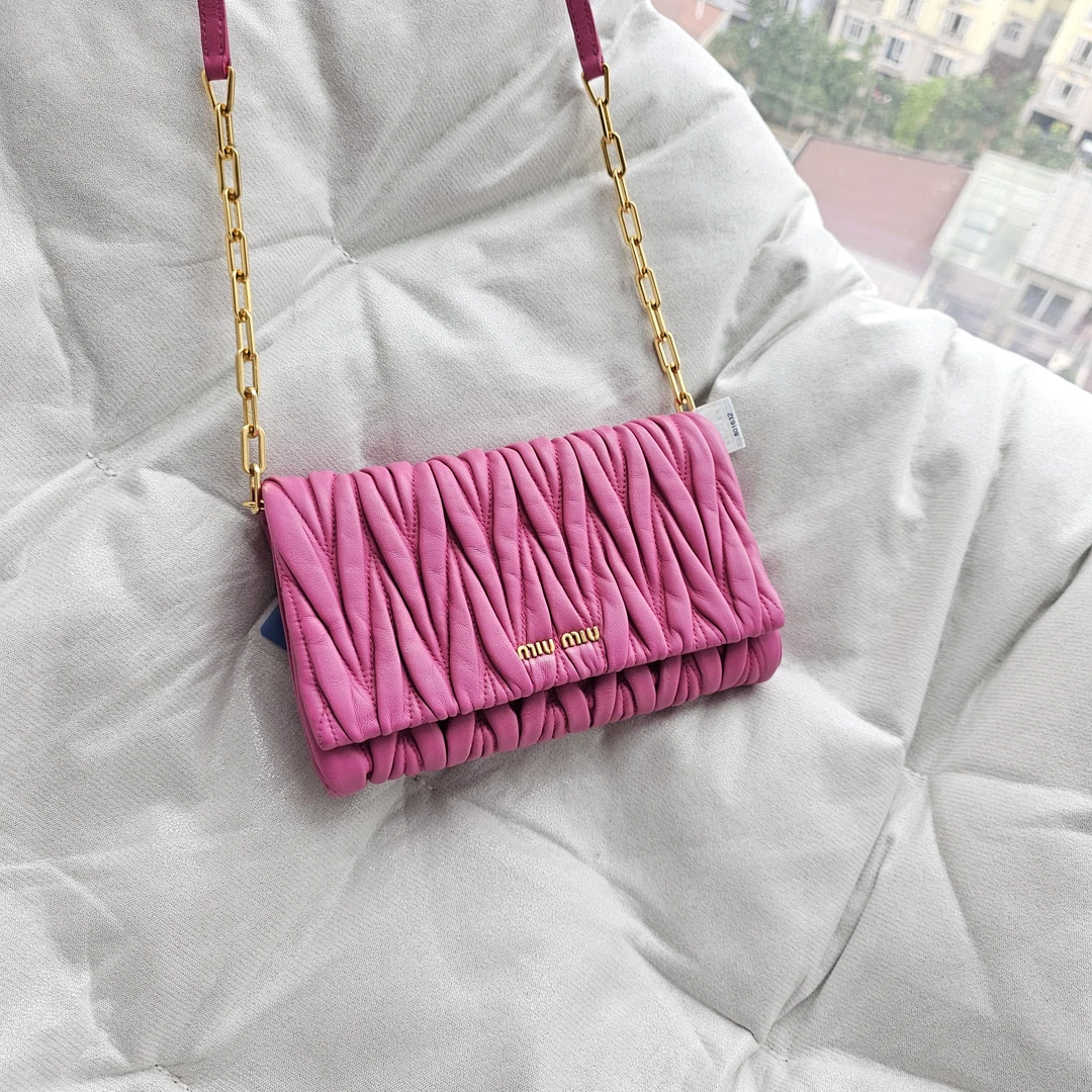 95新 MIU MIU/缪缪 801632 miumiu粉色褶皱信封单肩包