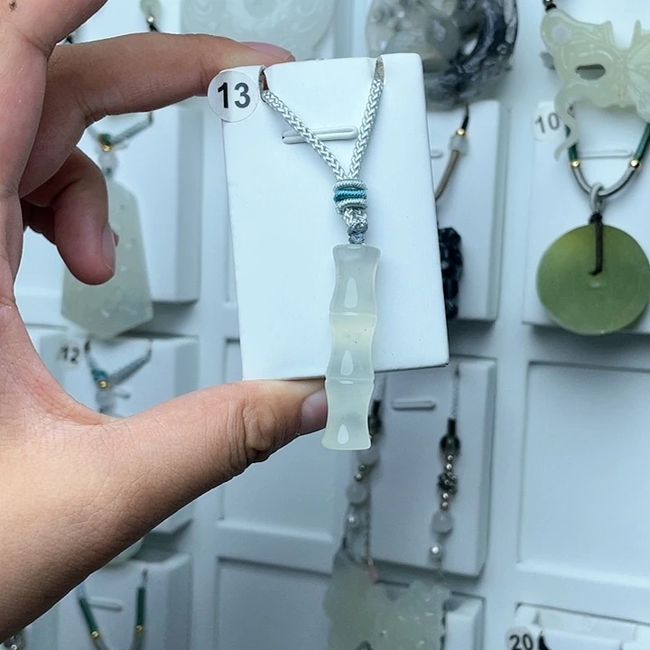 蛇纹石玉颈饰未镶嵌艾**爵