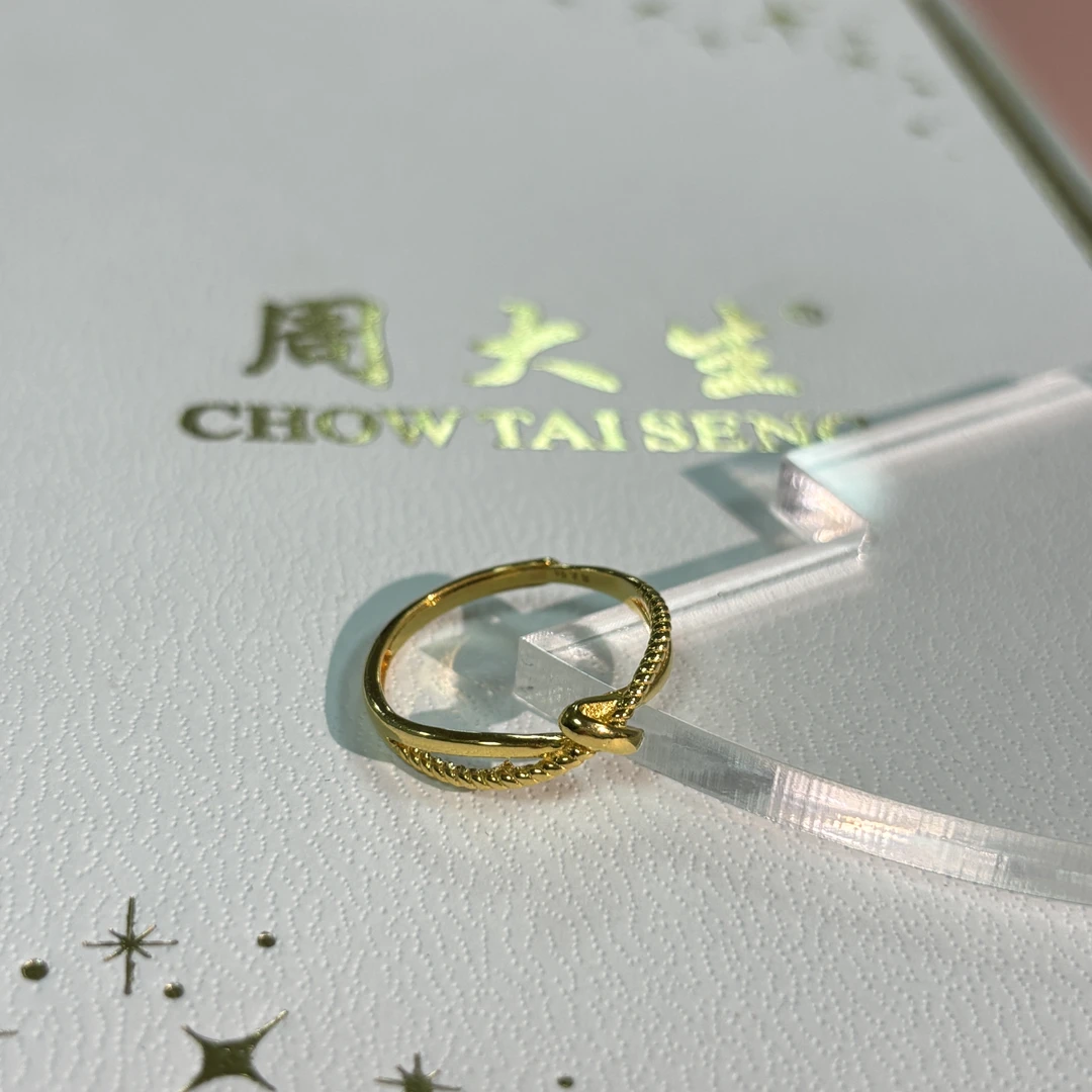Chow Tai Seng/周大生足金爱无尽扭结黄金戒指送女友圣诞新年礼物