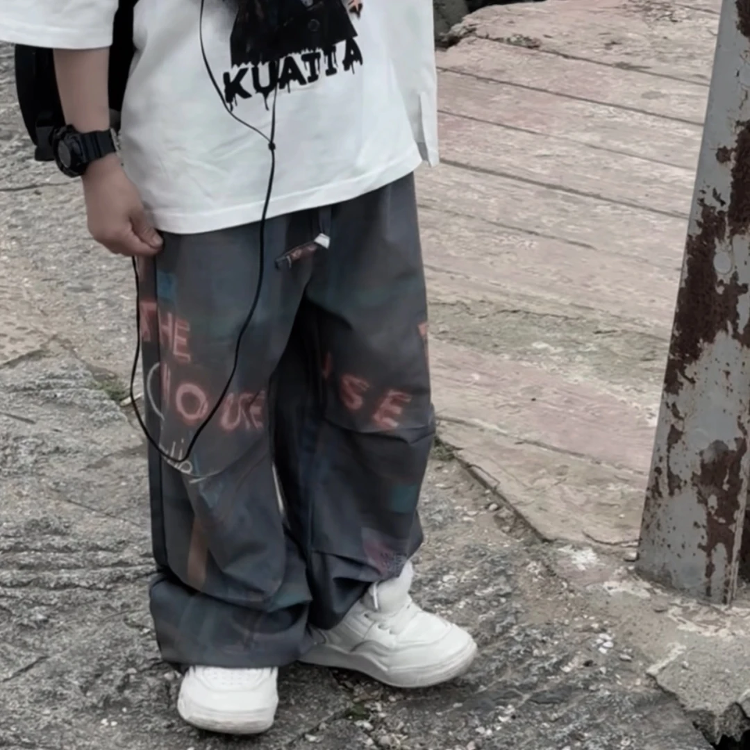 乐乐家儿童春夏款小众高街复古美式建筑霓虹灯字母涂鸦印花休闲裤