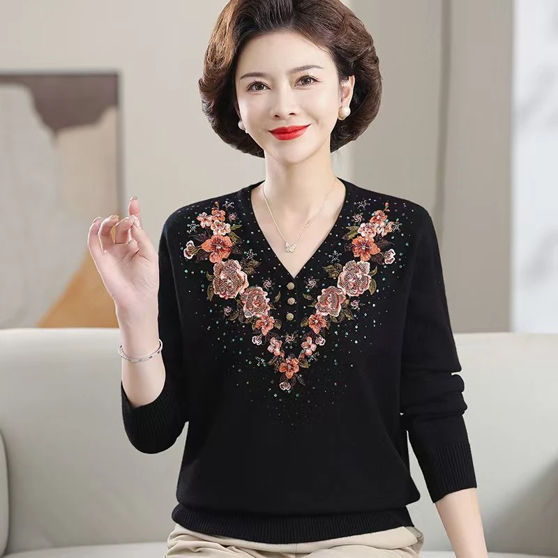 冬季v领绣花贵气重工艺妈妈装毛衣毛针织衫中老年时尚洋气三扣花