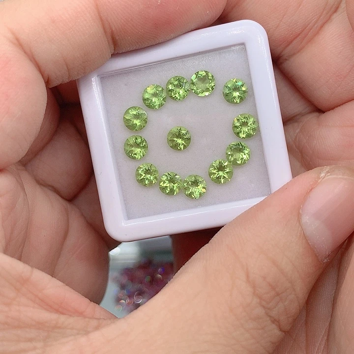 橄榄石裸石未镶嵌允*5c t