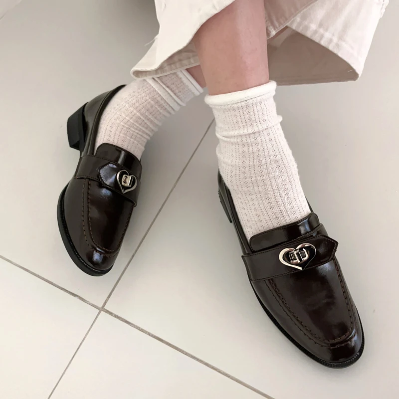 英伦学院风时尚百搭通勤小皮鞋女设计感爱心扣粗跟圆头大码乐福鞋