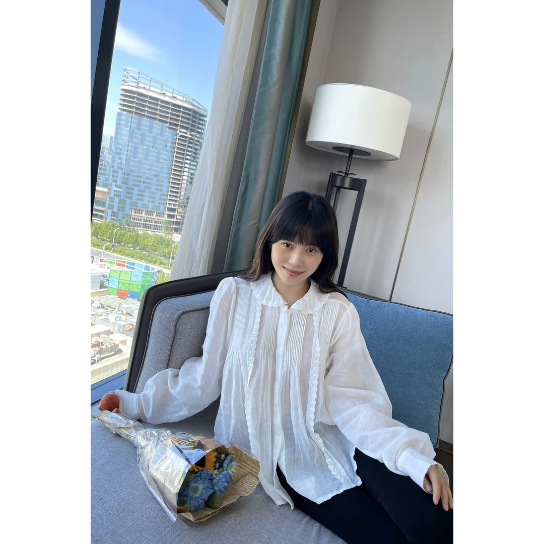 井迪儿【雨夜】~100%苎麻法式温柔微透小娃娃领压褶设计长袖衬衫