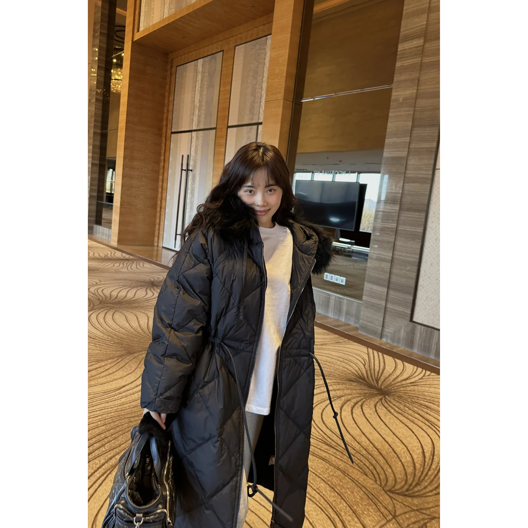 井迪儿【冬日暖阳】50%白鸭绒貉子毛冬季保暖长款连帽菱格纹羽绒服2