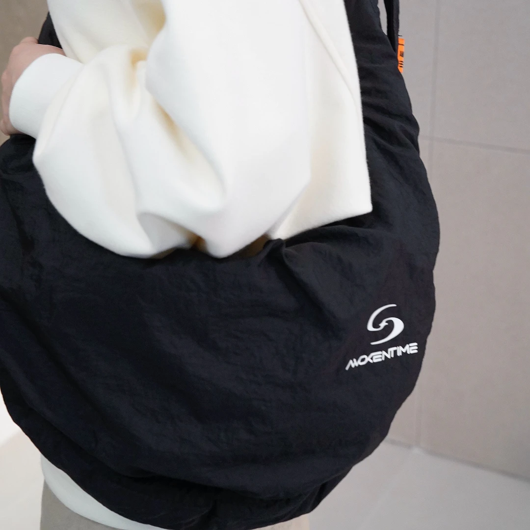 休闲百搭单肩包斜挎大容量通勤运动骑行单肩包