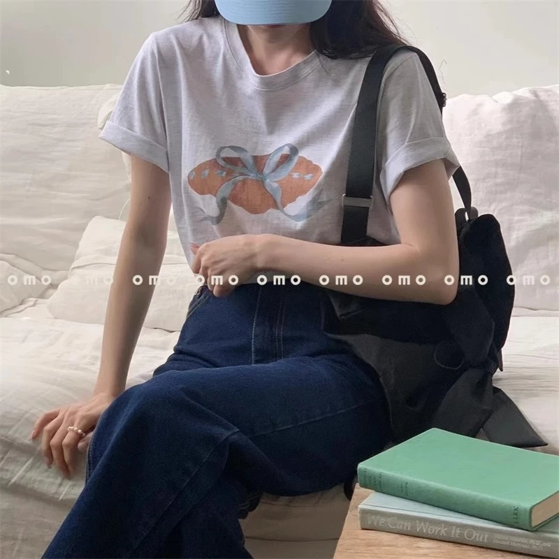 现~自留面包与蝴蝶结秋季宽松百搭圆领蝴蝶结牛角包印花短袖t恤