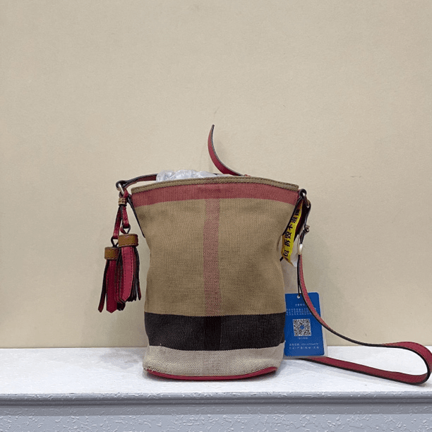 95新 BURBERRY/博柏利 优购奢品/巴宝莉/经典格纹水桶包/zj20