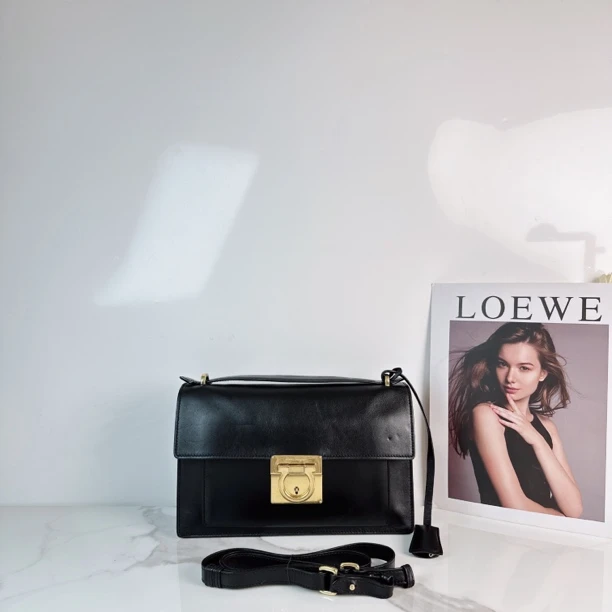 95新 FERRAGAMO/菲拉格慕 时尚黑金斜挎包包