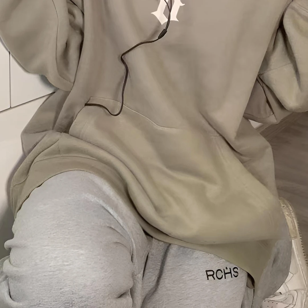 B字母灰绿色套头连帽卫衣