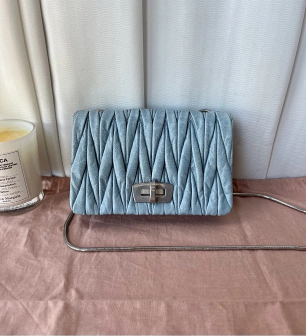 99新 MIU MIU/缪缪 褶皱天蓝色翻盖蛇骨链单肩斜挎包