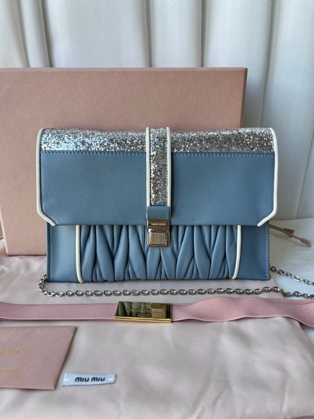 99新 MIU MIU/缪缪 天蓝色亮片羊皮手拿包单肩斜挎包链条包