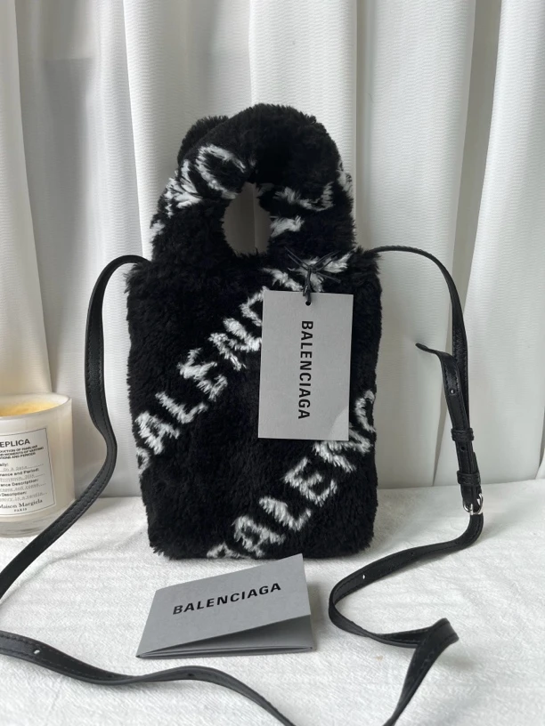 99新 Balenciaga/巴黎世家 黑白羊羔毛印花mini手提单肩斜挎包