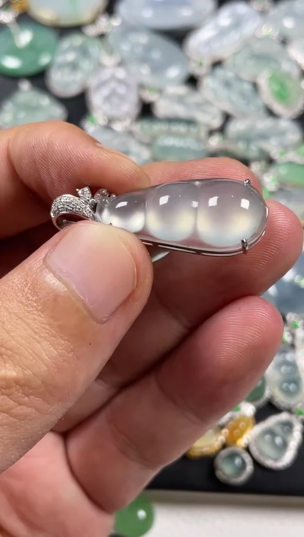 【闪购商品】翡翠颈饰18K金镶嵌福豆