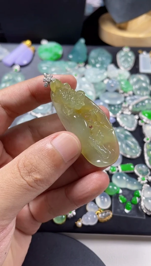 【闪购商品】翡翠颈饰18K金镶嵌一品清莲