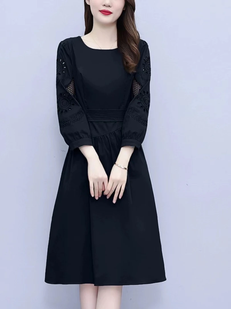 X005新款复古小众刺绣连衣裙女气质收腰时尚设计感穿搭中长款裙子