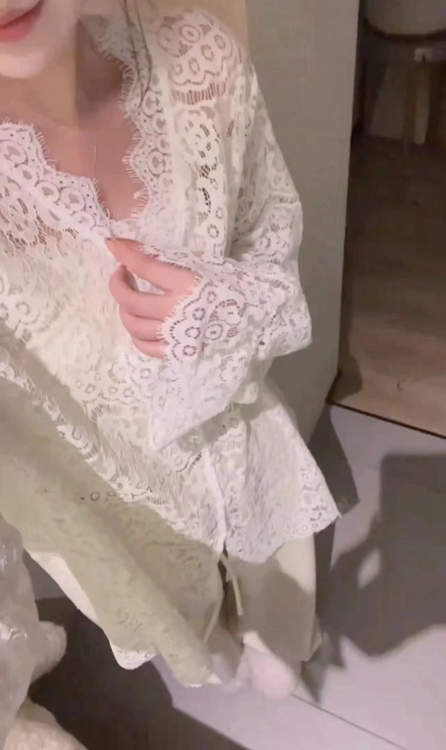 【WEN】法式蕾丝 复古镂空刺绣睫毛蕾丝v领衬衫 637