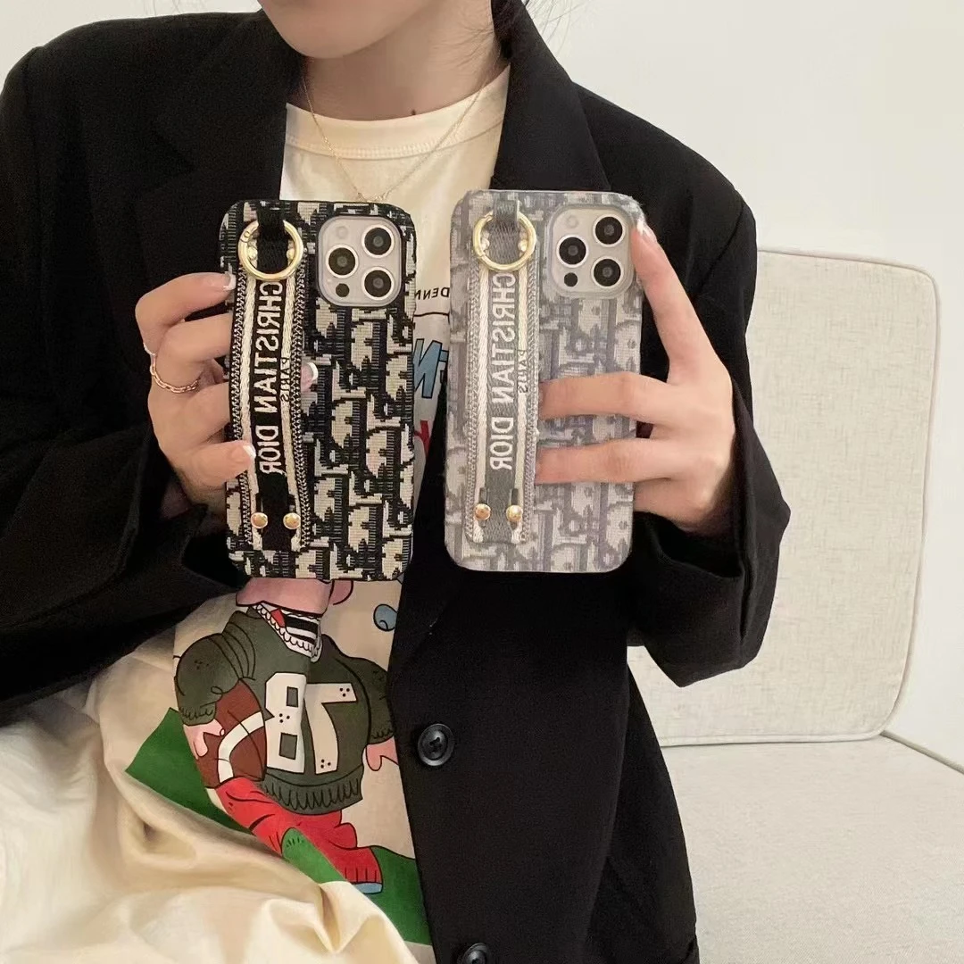 半包D家刺绣腕带苹果15ProMax手机壳高档14Pro网红iPhone13流行款