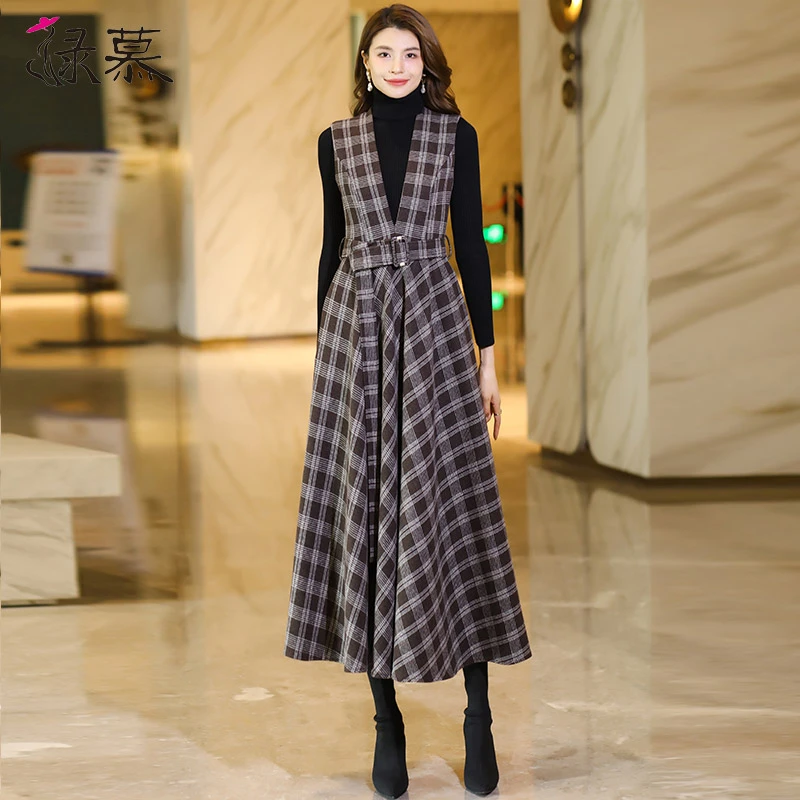 2025春秋新款咖色格子通勤无袖背心连衣裙女气质修身显身材毛呢裙