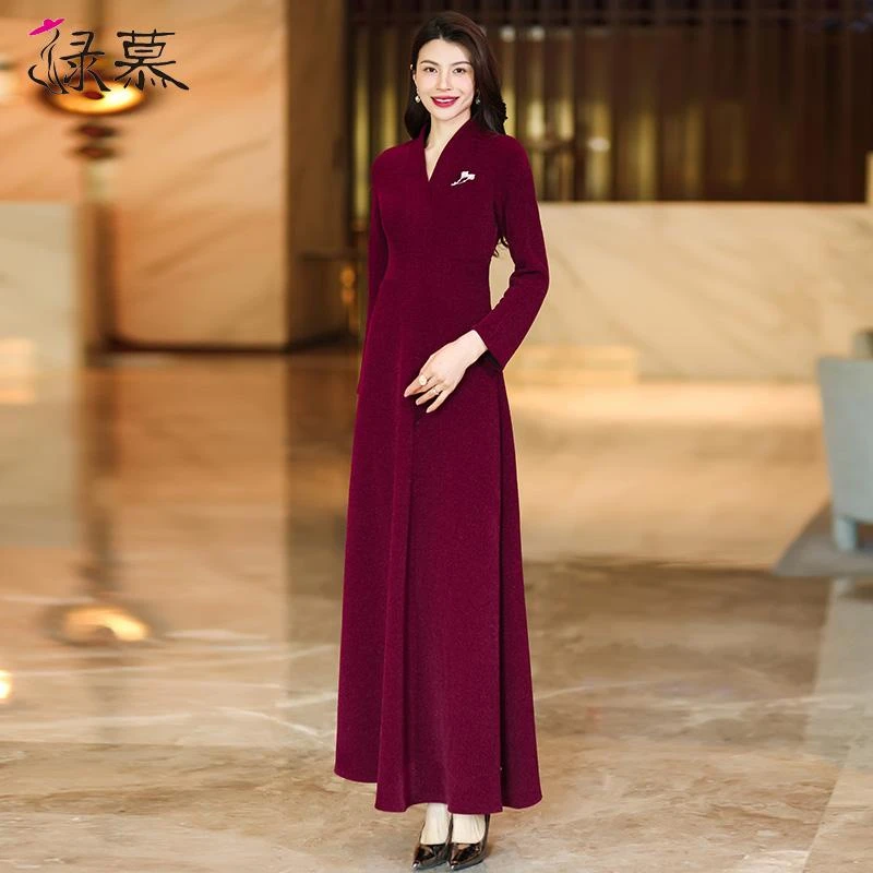 今年流行酒红色连衣裙妈妈装秋冬新款加厚收腰显瘦V领超长裙