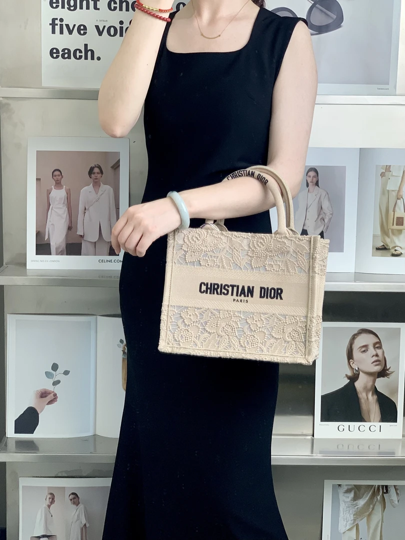 99新 DIOR/迪奥 tote小号花朵刺绣镂空米色包/公价22500/甄选