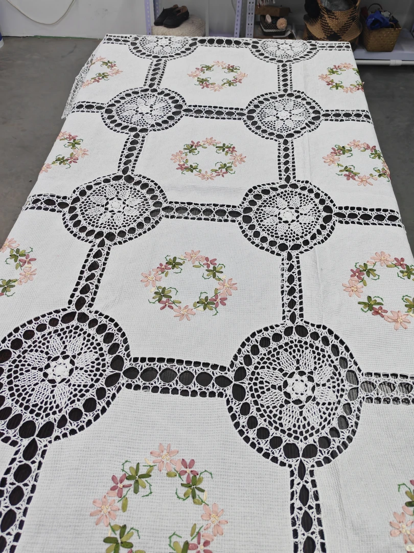 E117  白色粉花钩针丝带绣长方桌布  1.7*2.6m