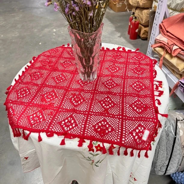 E231 红色机构带流苏方盖巾   60×60cm