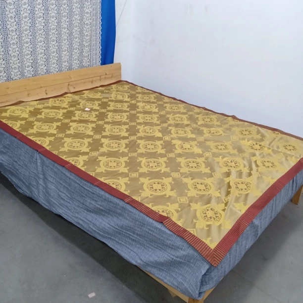 J022 真丝提花盖毯红边 150×200cm