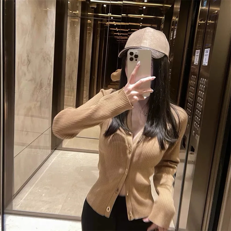 春秋收腰气质V领内搭上衣女百搭显瘦针织开衫焦糖色金属扣针织衫