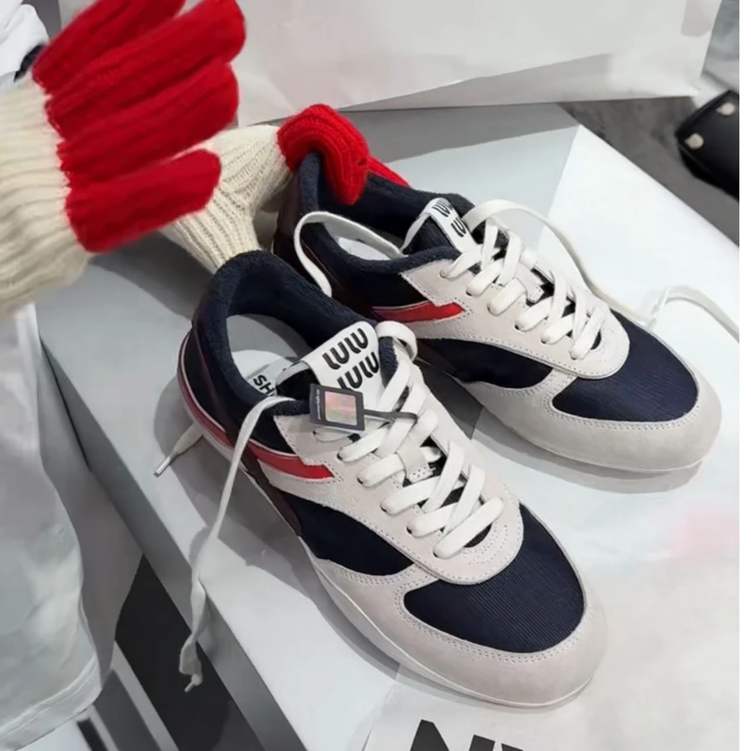 诗歌兰女鞋2024冬季新款拼色低帮运动休闲鞋加绒显瘦透气德训鞋潮