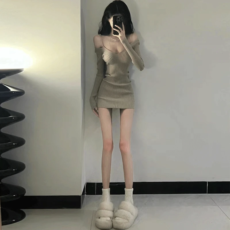 早春V领修身露肩长袖连衣裙显瘦内搭女秋冬季性感时尚百搭纯欲风