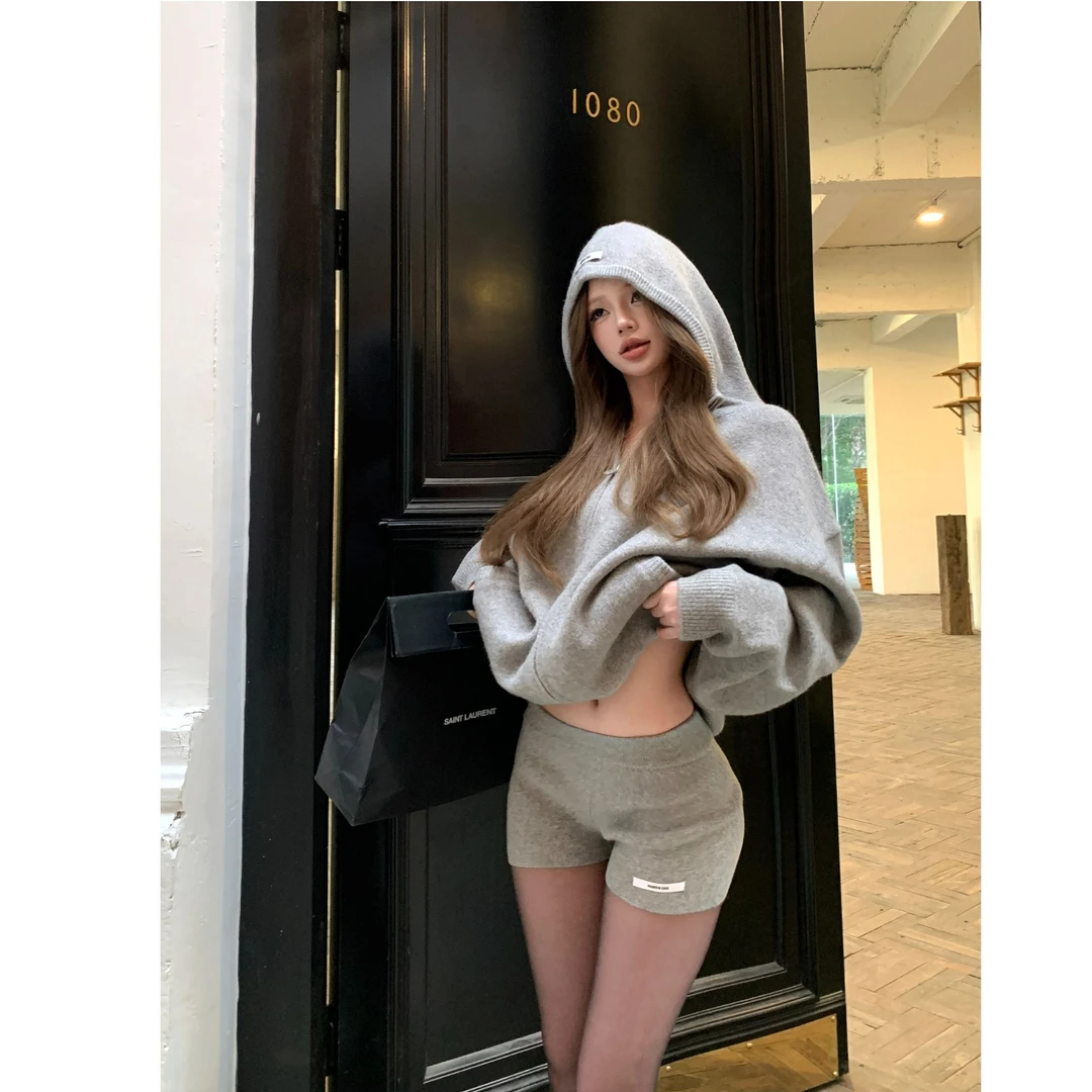 秋冬新款灰色连帽毛衣短裤套装秋冬宽松慵懒风针织开衫拉链外套女
