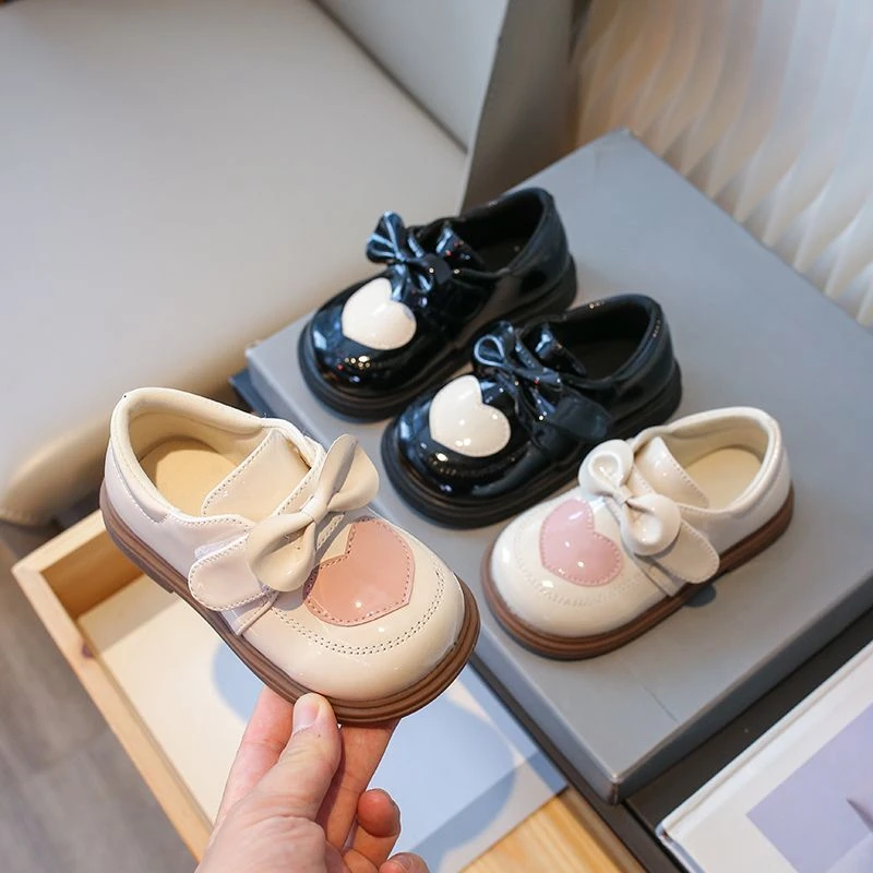 女童皮鞋秋冬新款儿童软底公主鞋加绒保暖小女孩童鞋爱心女宝鞋子