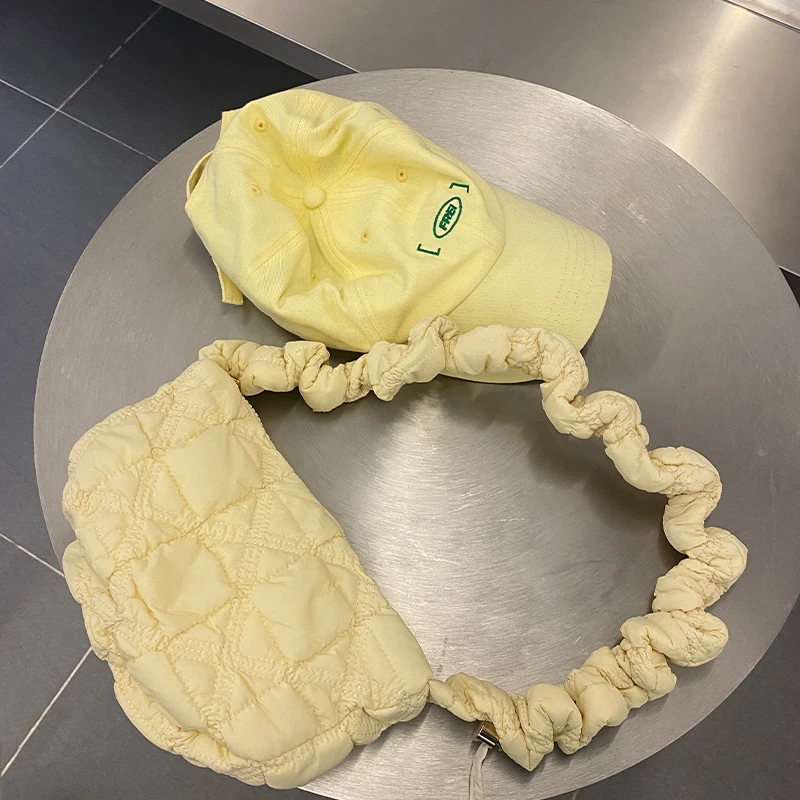 新款小众百搭云朵褶皱羽绒饺子包女休闲轻便腋下抽绳斜挎包