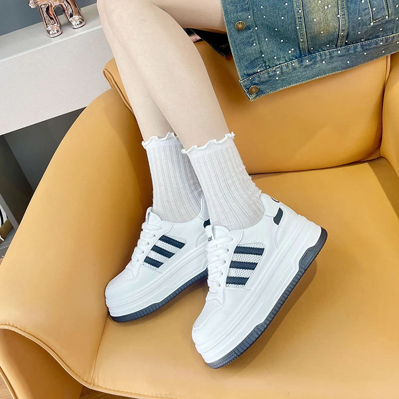 网红鞋子女夏季薄款透气配裙子穿网面小白鞋2024新款爆款厚底板鞋