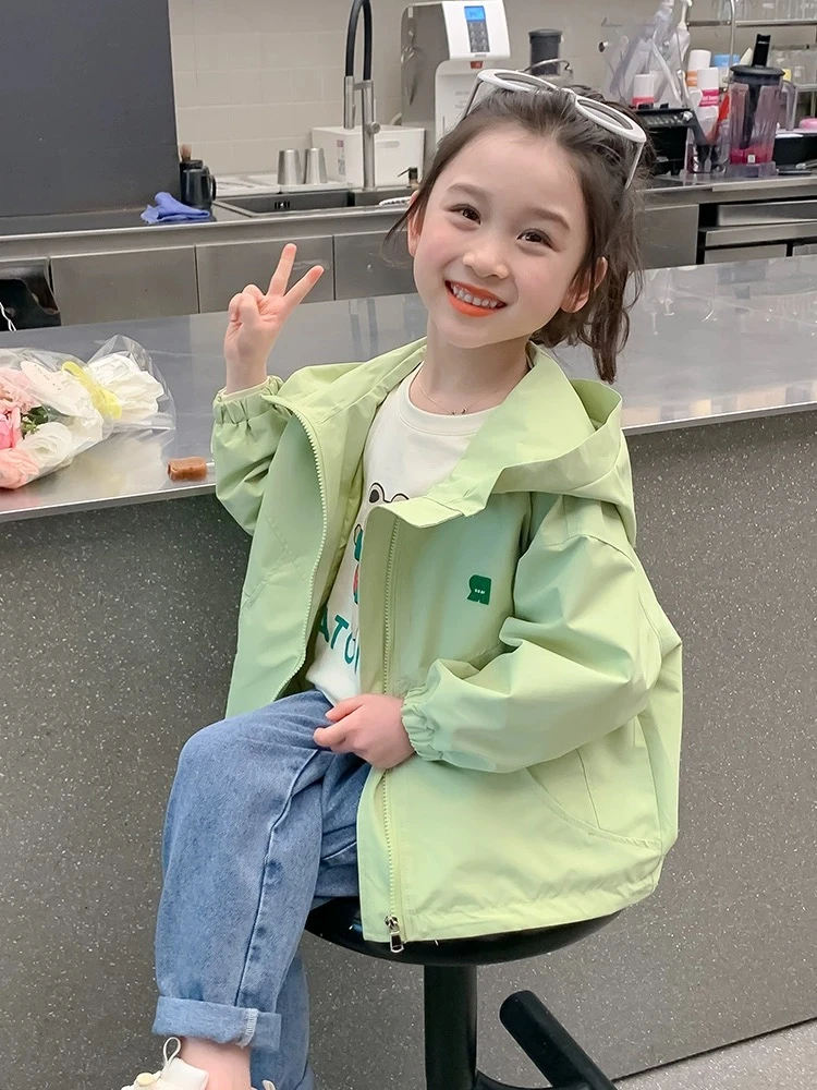 女童冲锋衣外套秋装2024新款洋气儿童春秋款小女孩运动连帽上衣潮