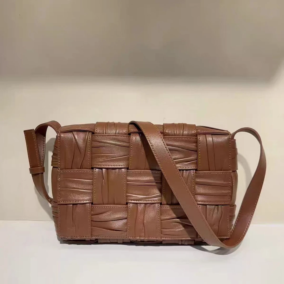 格丽诗新款宽条褶皱枕头包头层羊皮手工编织9163