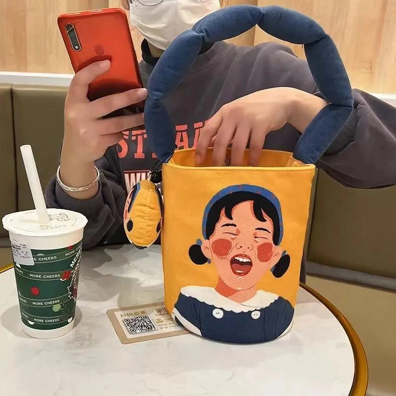 2023新款春夏水桶型单肩包卡通涂鸦手提包ins百搭手拎便当包女包