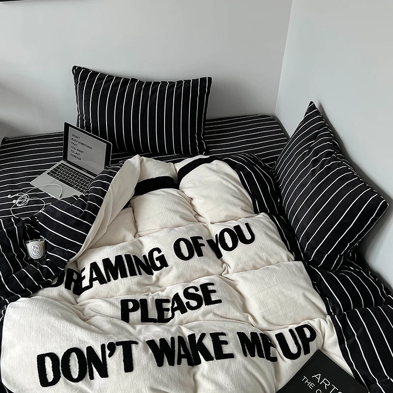 高级感黑白条纹牛奶绒四件套暗黑系字母被套床单珊瑚绒法兰绒冬季