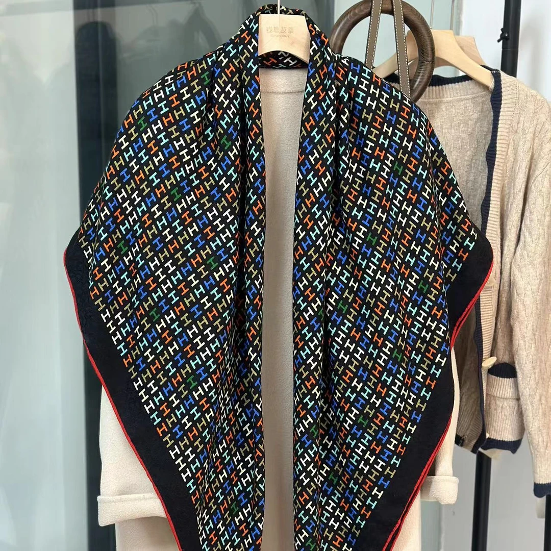 Qiantang Story/钱塘故事140丝绒-彩色几何字母围巾135*135cm