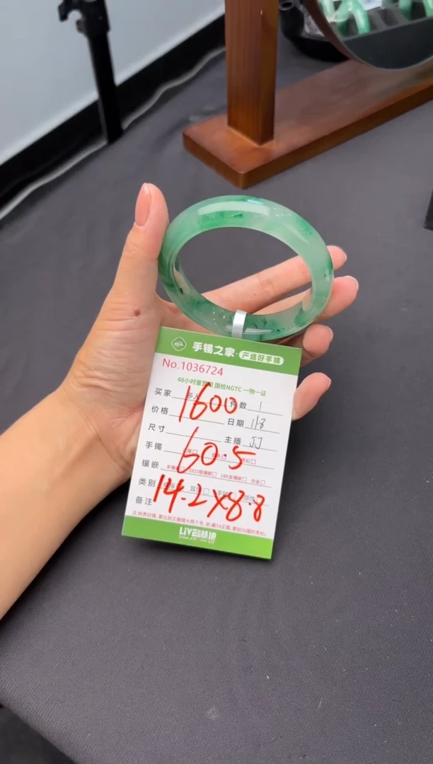 【闪购商品】石英质玉手镯未镶嵌多人
