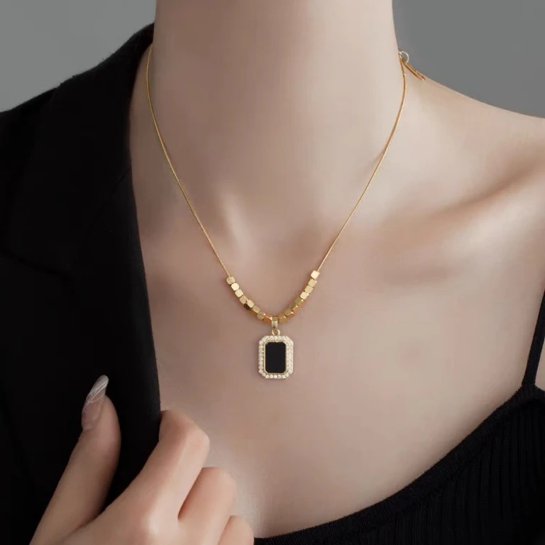 钛钢项链 黑色方牌项链 镶锆轻奢百搭锁骨链