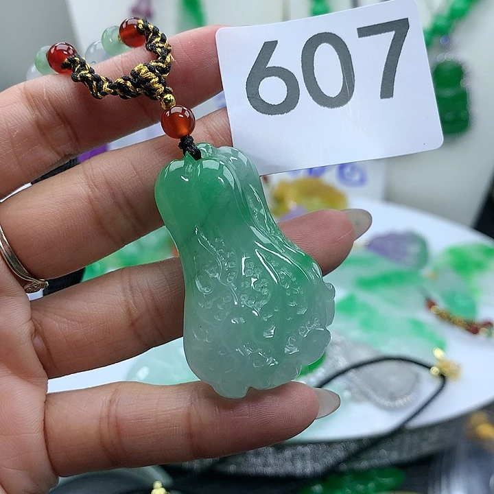 翡翠吊坠(赠链)未镶嵌