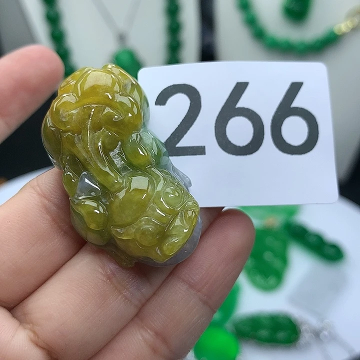 翡翠吊坠(赠链)未镶嵌