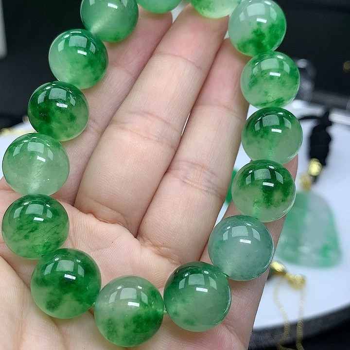 翡翠吊坠(赠链)未镶嵌