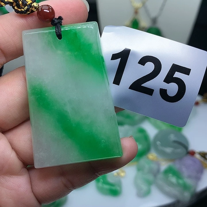 翡翠吊坠(赠链)未镶嵌