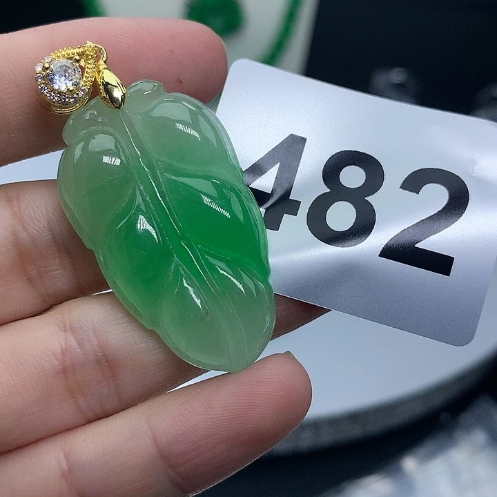 翡翠吊坠(赠链)未镶嵌