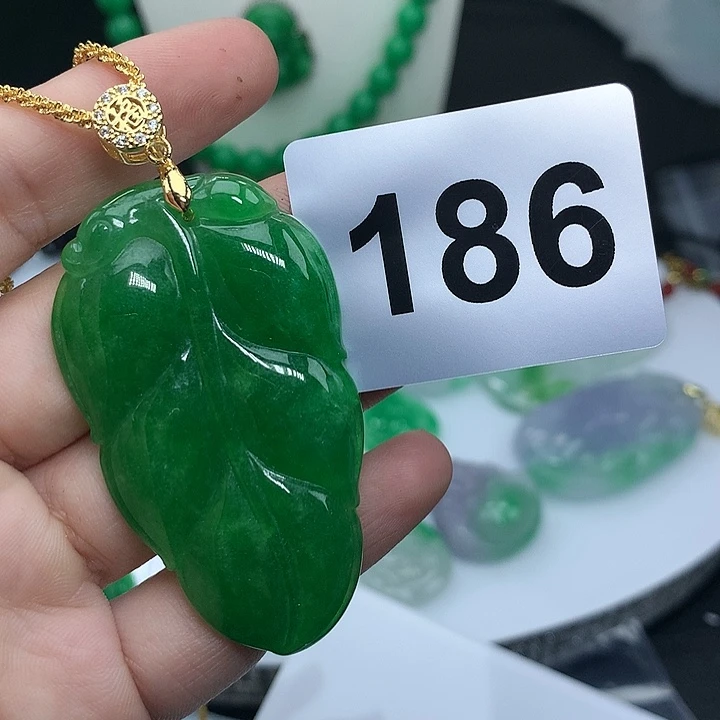 翡翠吊坠(赠链)未镶嵌